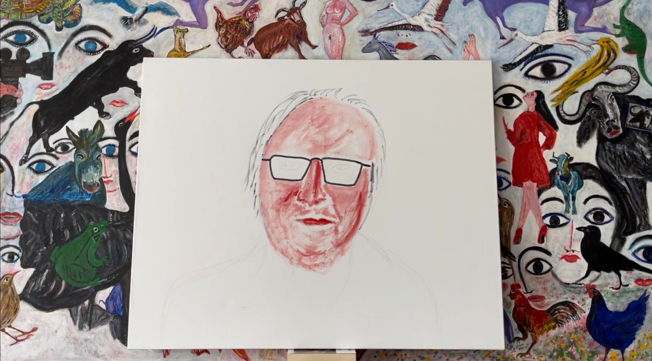 Portrait dessiné de Marc Ferro devant une composition picturale de visages, d’oiseaux et de personnages, extrait du dossier.