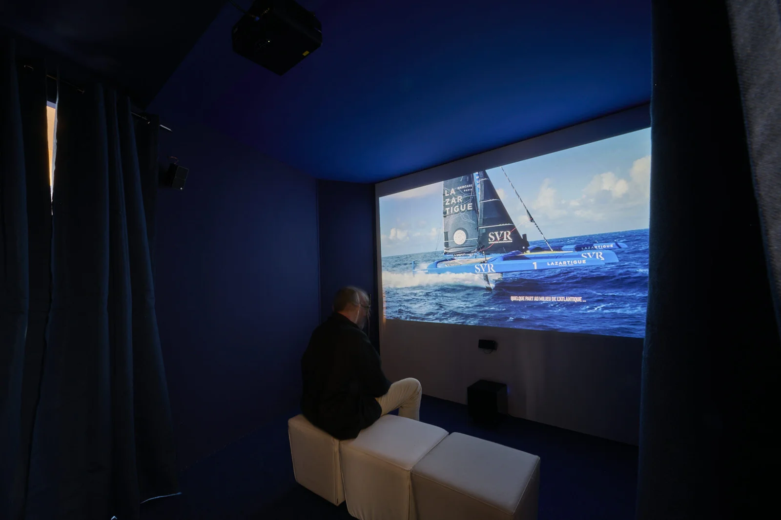 Un spectateur découvre le film immersif consacré au trimaran SVR-LAZARTIGUE.
