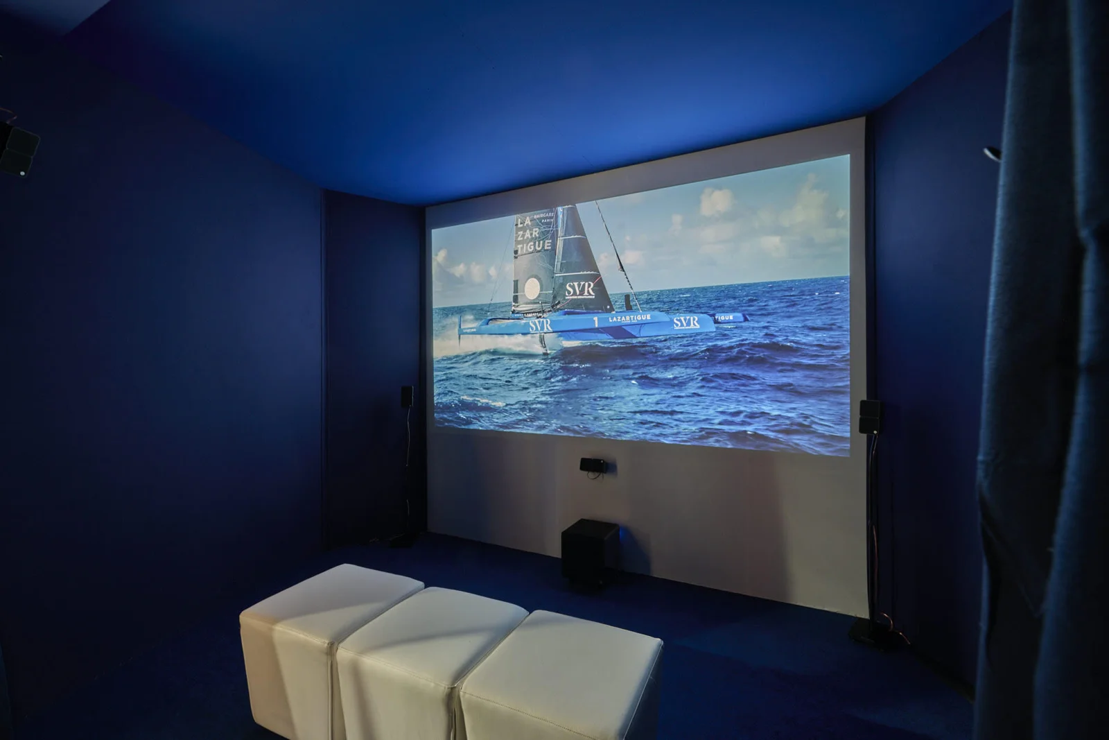 Projection immersive du trimaran SVR-LAZARTIGUE au village de la Transat Café L’Or